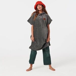 NWT Slowtide Unisex The Digs Changing Poncho in Heather Grey Size S-M